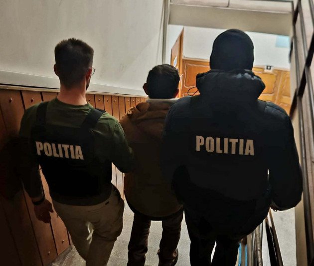 Un bărbat din Brașov, urmărit național pentru conducere fără permis, a fost arestat și va executa o pedeapsă de peste un an de închisoare Un bărbat de 48 de ani din municipiul Brașov a fost reținut și predat autorităților după ce poliția a descoperit că era urmărit național pentru infracțiuni rutiere