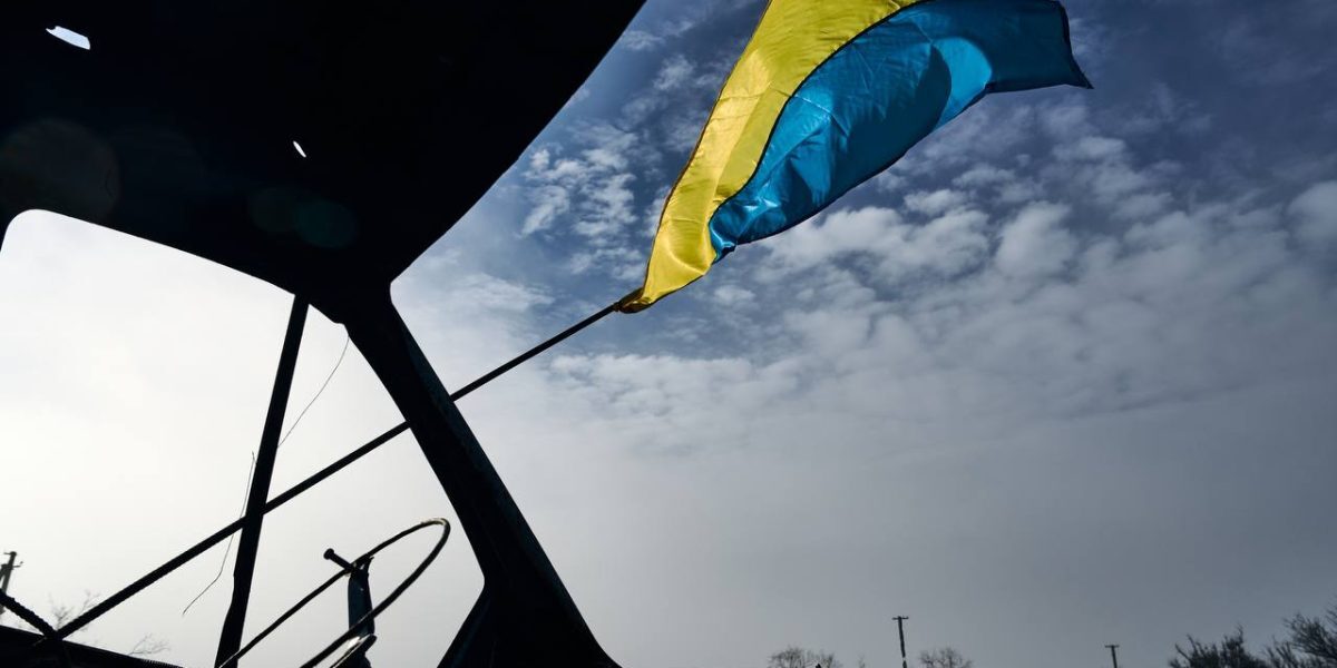 Ucraina a obținut eliberarea a șapte angajați ai unei bănci ucrainene, după ce aceștia au fost arestați recent în Ungaria în timp ce transportau un transfer valoros, de 80 de milioane de dolari în numerar și 9 kilograme de aur, într-o caravană de vehicule de transport de numerar către țara natală