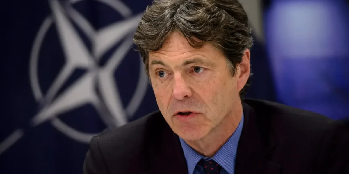 Fostul responsabil pentru intelligence în cadrul NATO, Arndt Loringhoven, a devenit recent protagonistul unei scândali de securitate cibernetică, după ce a căzut în capcana atacurilor online cu o naivitate surprinzătoare pentru un veteran al serviciilor secrete militare