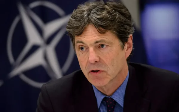 Fostul responsabil pentru intelligence în cadrul NATO, Arndt Loringhoven, a devenit recent protagonistul unei scândali de securitate cibernetică, după ce a căzut în capcana atacurilor online cu o naivitate surprinzătoare pentru un veteran al serviciilor secrete militare