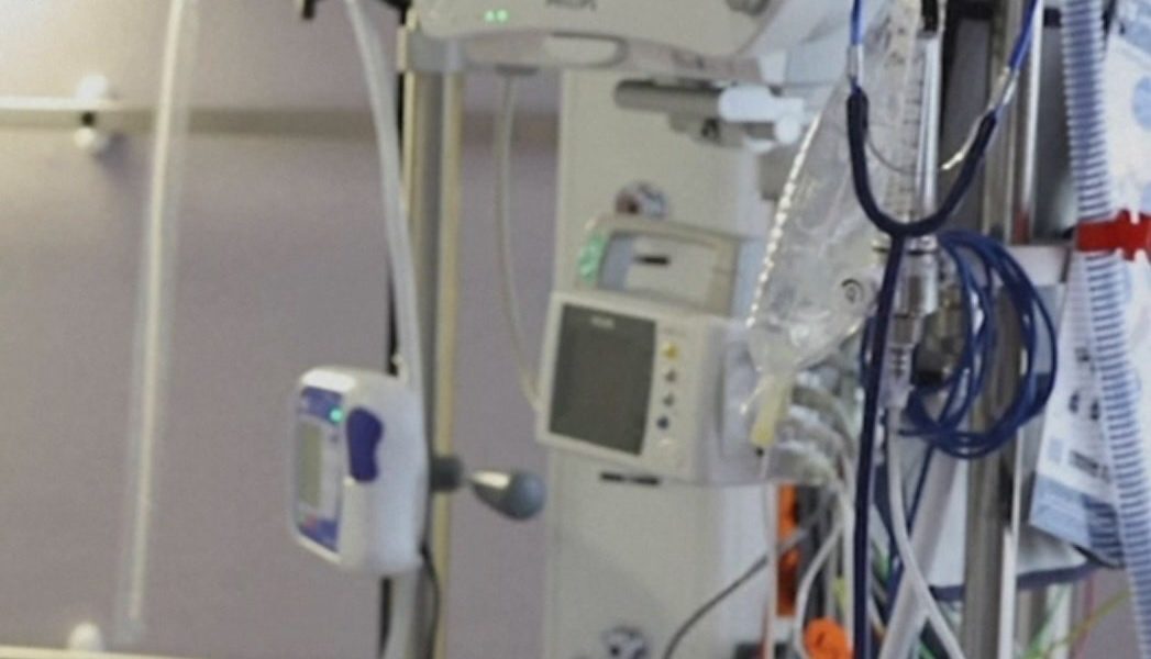 Un băiat de doar 13 ani a fost grav rănit aseară în urma unui incident – poarta de fotbal din comuna Cenad, din județul Timiș, s-a prăbușit peste el în timpul unui joc spontan pe terenul local, fiind nevoie de intervenția rapidă a echipelor medicale pentru salvare