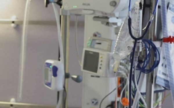 Un băiat de doar 13 ani a fost grav rănit aseară în urma unui incident – poarta de fotbal din comuna Cenad, din județul Timiș, s-a prăbușit peste el în timpul unui joc spontan pe terenul local, fiind nevoie de intervenția rapidă a echipelor medicale pentru salvare