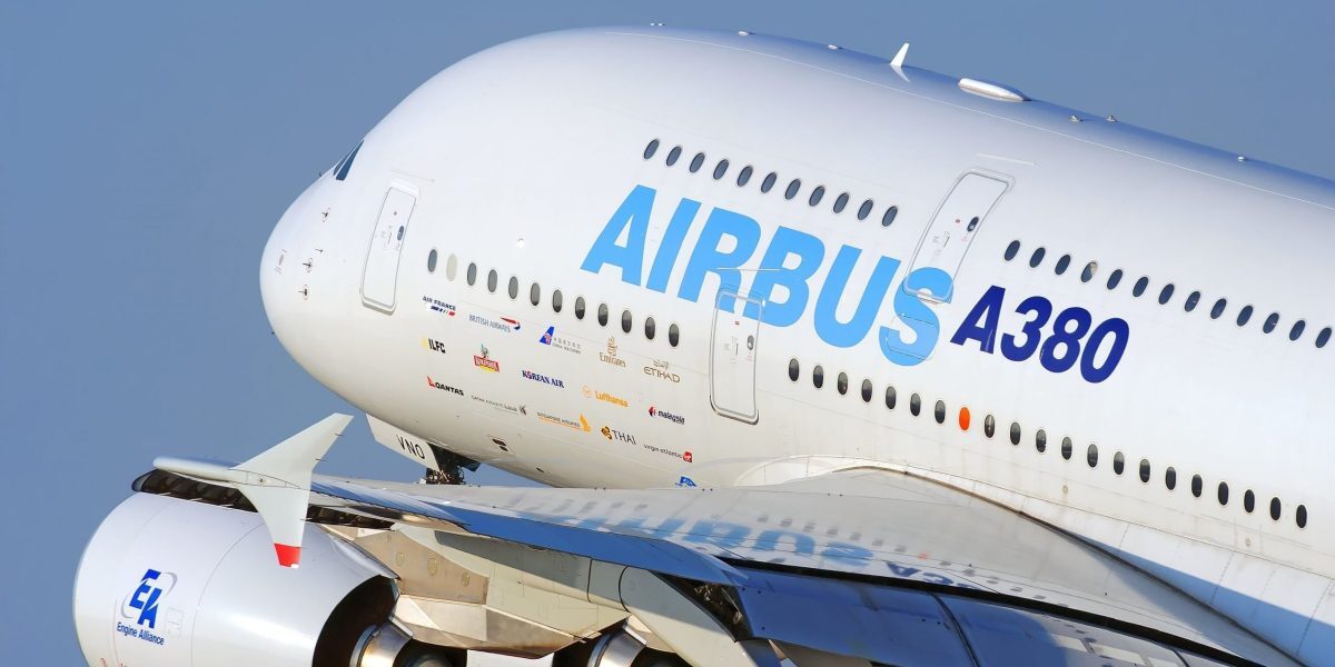 Aeroportul din Dubai, înregistrând un șoc de securitate, suspendă temporar zborurile în urma unui incident provocat de un atac aerian din Iran Aeroportul internațional Dubai, unul dintre cele mai aglomerate și ultramoderne puncte de acces aerian din lume, a fost temporar oprit din cauza unui incident de securitate de amploare, provocat de o operațiune de interceptare aeriană