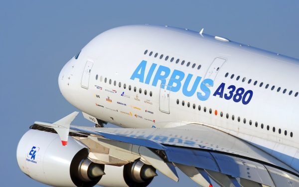 Aeroportul din Dubai, înregistrând un șoc de securitate, suspendă temporar zborurile în urma unui incident provocat de un atac aerian din Iran Aeroportul internațional Dubai, unul dintre cele mai aglomerate și ultramoderne puncte de acces aerian din lume, a fost temporar oprit din cauza unui incident de securitate de amploare, provocat de o operațiune de interceptare aeriană