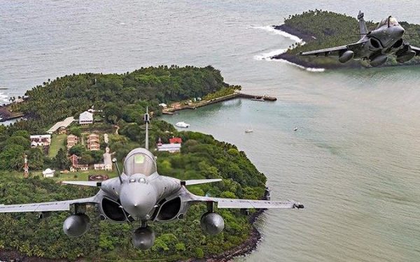 Franța a decis să permită temporar prezența avioanelor militare americane la bazele sale din Orientul Mijlociu, o mișcare ce anunță o amplificare temporară a colaborării militare între Paris și Washington în această regiuneStrategia de cooperare temporară în contextul tensiunilor crescânde din Orientul Mijlociu Decizia, anunțată joi de Statul Major al Forțelor Armate Franceze, vizează autorizarea prezenței avioanelor și altor categorii de aeronave ale United States Air Force în spațiile aeriene franceze din regiunea Mijlociu