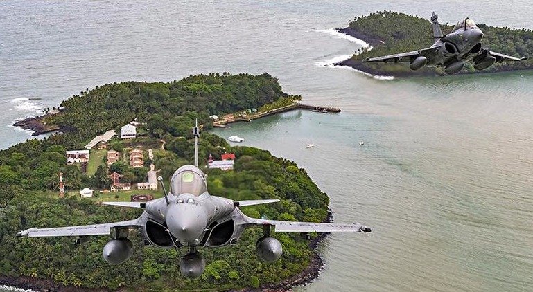Franța a decis să permită temporar prezența avioanelor militare americane la bazele sale din Orientul Mijlociu, o mișcare ce anunță o amplificare temporară a colaborării militare între Paris și Washington în această regiuneStrategia de cooperare temporară în contextul tensiunilor crescânde din Orientul Mijlociu Decizia, anunțată joi de Statul Major al Forțelor Armate Franceze, vizează autorizarea prezenței avioanelor și altor categorii de aeronave ale United States Air Force în spațiile aeriene franceze din regiunea Mijlociu
