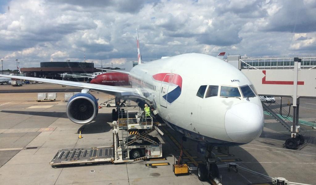 Tragedie la bord: o pasageră a decedat pe zborul Londra-Hong Kong al British Airways, iar avionul a continuat pe traseu Un incident șocant a zguduit recent lumea aviatică, după ce o pasageră aflată la bordul unui avion British Airways, în timpul unui zbor de lungă durată între Hong Kong și Londra, a decedat cu doar câteva momente înainte de aterizare