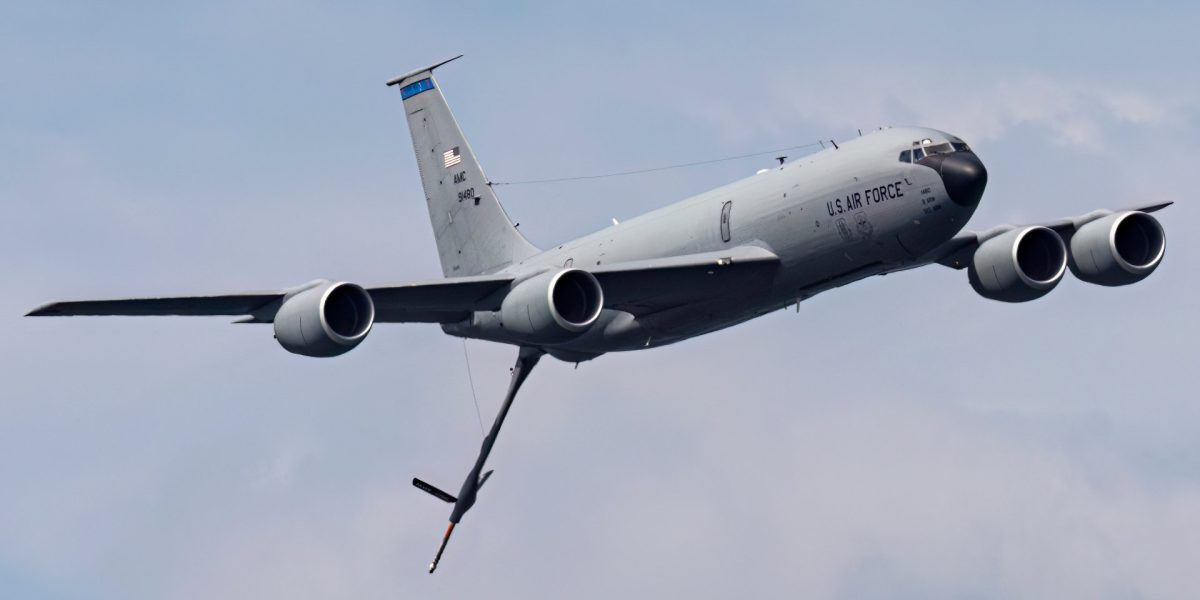 Tragedie militară în Irak: șase militari americani și-au pierdut viața după prăbușirea unui avion de realimentare în vestul țării O tragedie de proporții a zguduit week-end-ul în cadrul contingentului militar american dislocat în Irak, după ce un avion de realimentare KC-135 s-a prăbușit în regiunea de vest a țării, revendicată ulterior de gruparea paramilitară irakiană susținută de Iran, Rezistența Islamică din Irak