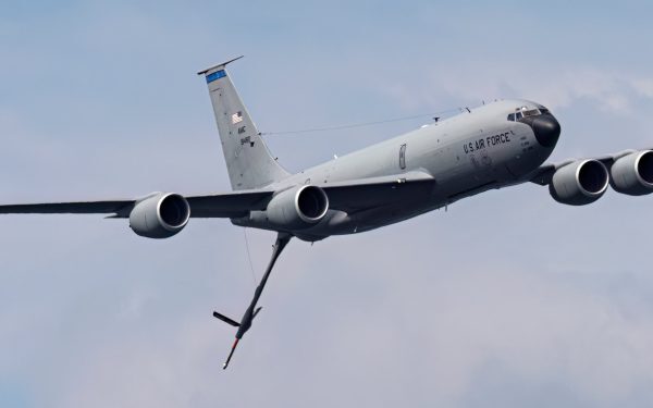 Tragedie militară în Irak: șase militari americani și-au pierdut viața după prăbușirea unui avion de realimentare în vestul țării O tragedie de proporții a zguduit week-end-ul în cadrul contingentului militar american dislocat în Irak, după ce un avion de realimentare KC-135 s-a prăbușit în regiunea de vest a țării, revendicată ulterior de gruparea paramilitară irakiană susținută de Iran, Rezistența Islamică din Irak