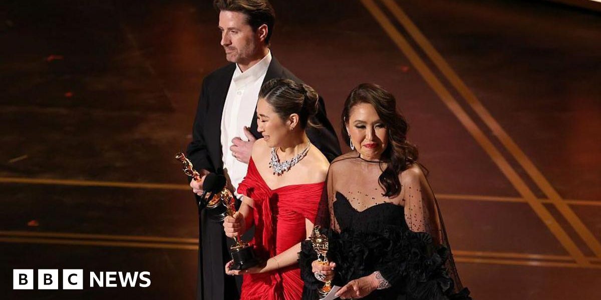 Filmul nominalizat la Oscar „F1” filmat pe circuitul Silverstone devine subiect de discuție internațională Un nou candidat la premiile Oscar, filmul „F1” – o producție ce explorează lumea formidabilă a cursei de Formula 1 – a fost recent filmat pe celebra pistă de la Silverstone, atrăgând atenția fanilor și a pasionaților de cinematografie din întreaga lume