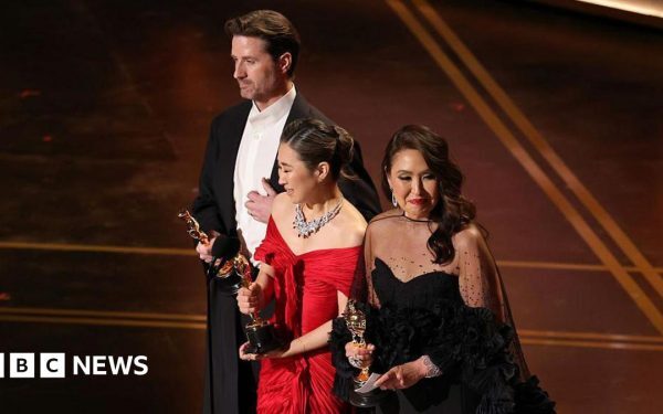 Filmul nominalizat la Oscar „F1” filmat pe circuitul Silverstone devine subiect de discuție internațională Un nou candidat la premiile Oscar, filmul „F1” – o producție ce explorează lumea formidabilă a cursei de Formula 1 – a fost recent filmat pe celebra pistă de la Silverstone, atrăgând atenția fanilor și a pasionaților de cinematografie din întreaga lume