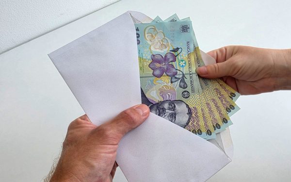 Carnetul de muncă continuă să joace un rol esențial în stabilirea drepturilor de pensie, deși sistemul electronic de evidențiere a vechimii în muncă a devenit predominat în ultimele decenii