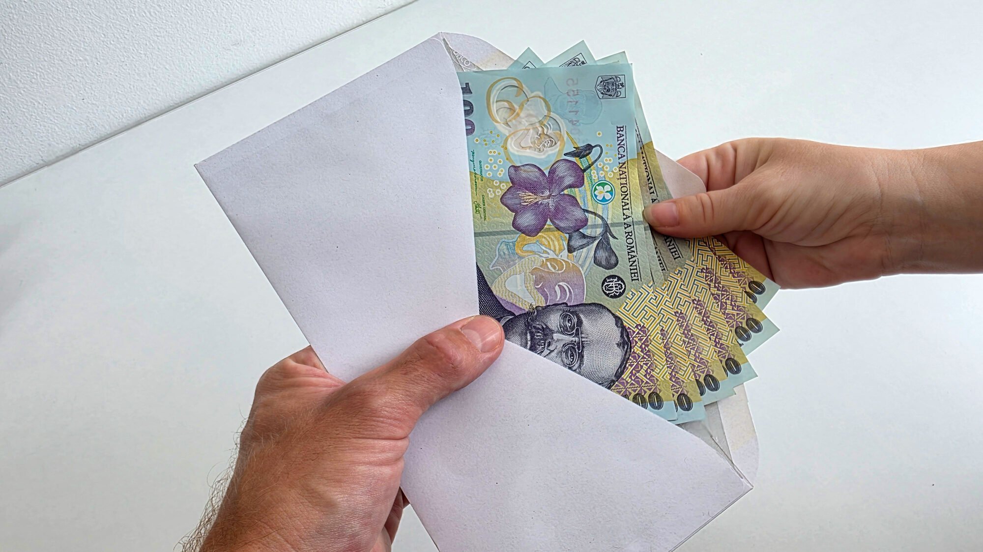 Carnetul de muncă continuă să joace un rol esențial în stabilirea drepturilor de pensie, deși sistemul electronic de evidențiere a vechimii în muncă a devenit predominat în ultimele decenii