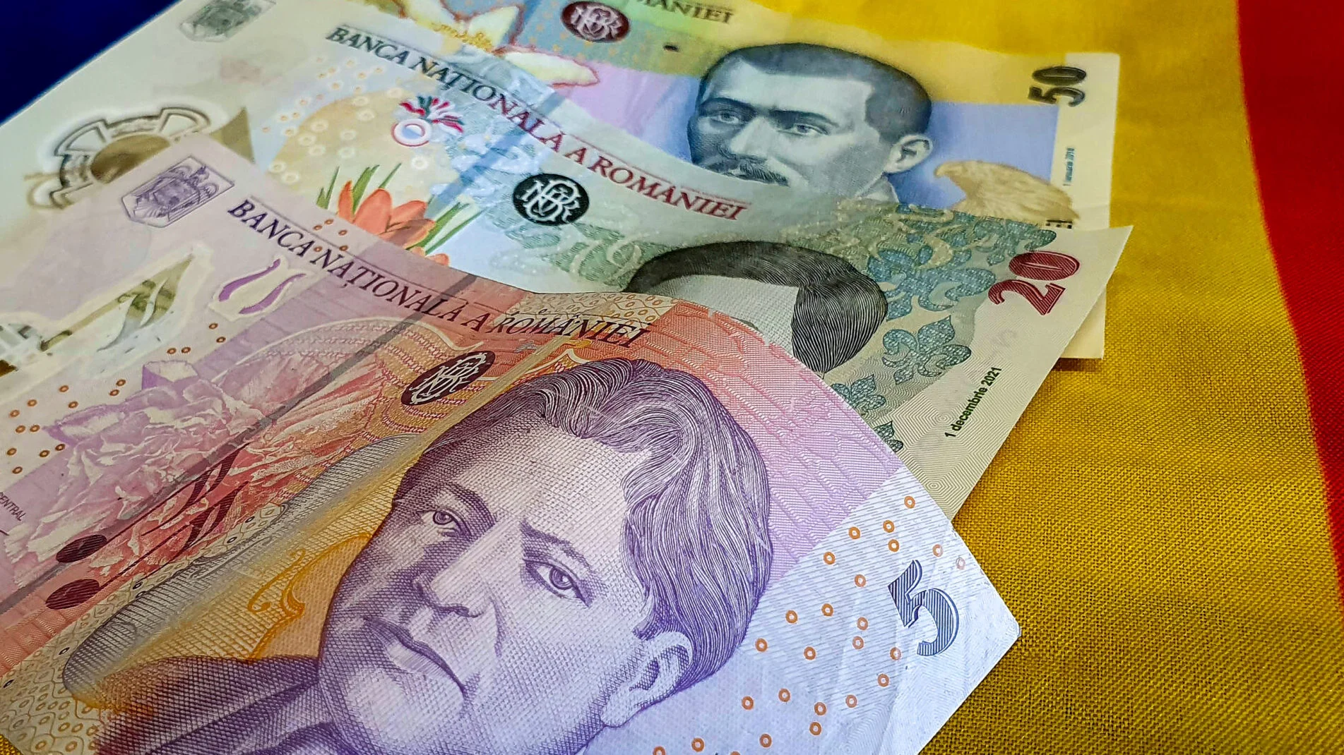 Refacerea documentelor pierdute sau furate în România implică acum taxe care variază în funcție de tipul actului solicitat, o măsură menită să eficientizeze procesul și să descurajeze falsificarea sau solicitările repetate de acte oficiale