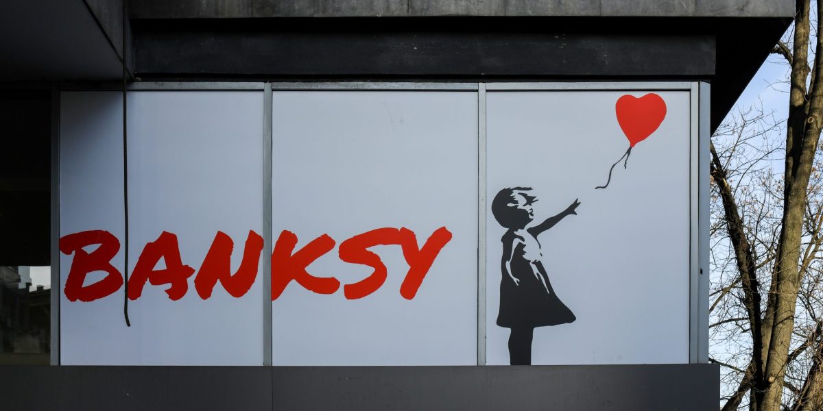 Identitatea lui Banksy a fost dezvăluită oficial după decenii de mister și controverse Mystery-ul care învăluia identitatea artistului stradal britanic cunoscut sub pseudonimul Banksy a fost, în sfârșit, disipat după ani întregi de speculații și cercetări