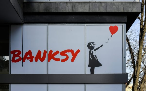 Identitatea lui Banksy a fost dezvăluită oficial după decenii de mister și controverse Mystery-ul care învăluia identitatea artistului stradal britanic cunoscut sub pseudonimul Banksy a fost, în sfârșit, disipat după ani întregi de speculații și cercetări