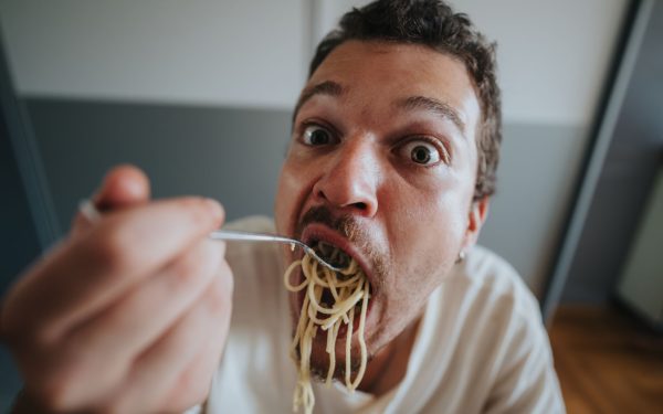 Bărbații consumă mai multe calorii decât femeile, dar această regulă nu este universal valabilă