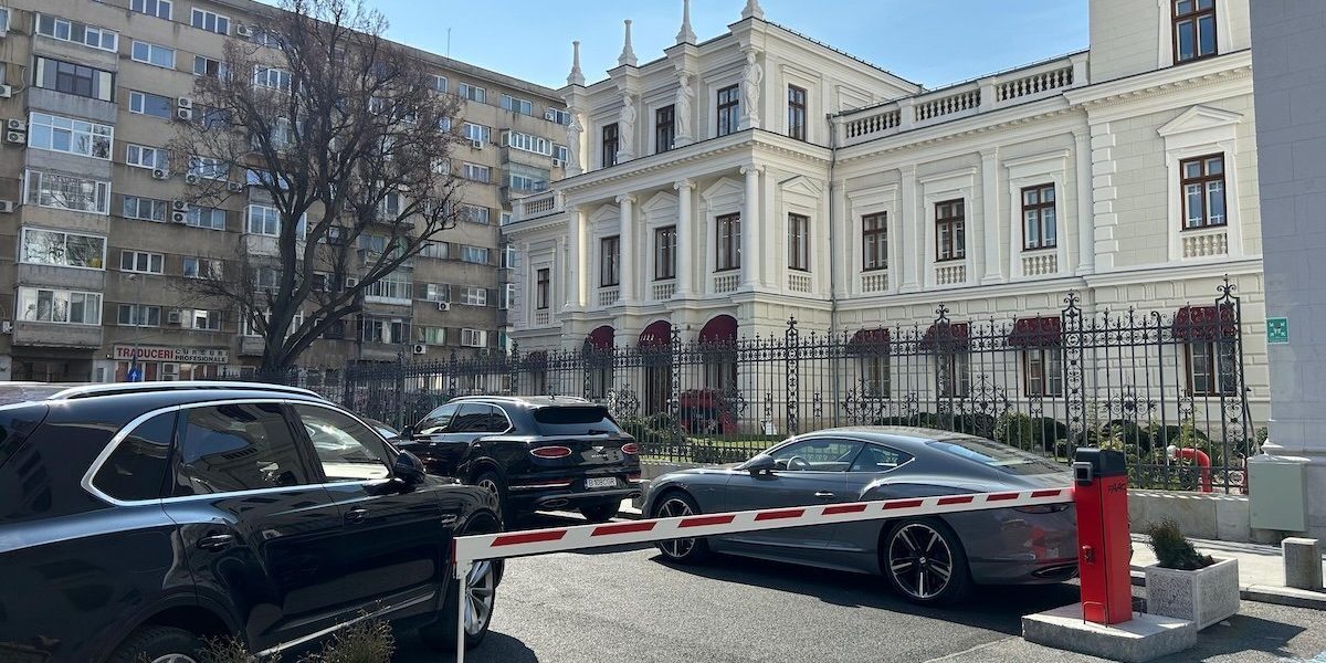 Proprietarii Palatului Știrbey contestă acuzațiile privitoare la montarea ilegală a barierei în fața clădirii, afirmând că au respectat toate procedurile legale și că barierele fie sunt pe terenul lor, fie au obținut avizele necesare pentru montaj