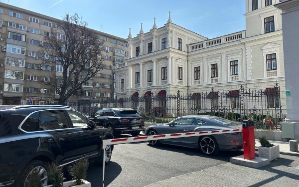 Proprietarii Palatului Știrbey contestă acuzațiile privitoare la montarea ilegală a barierei în fața clădirii, afirmând că au respectat toate procedurile legale și că barierele fie sunt pe terenul lor, fie au obținut avizele necesare pentru montaj