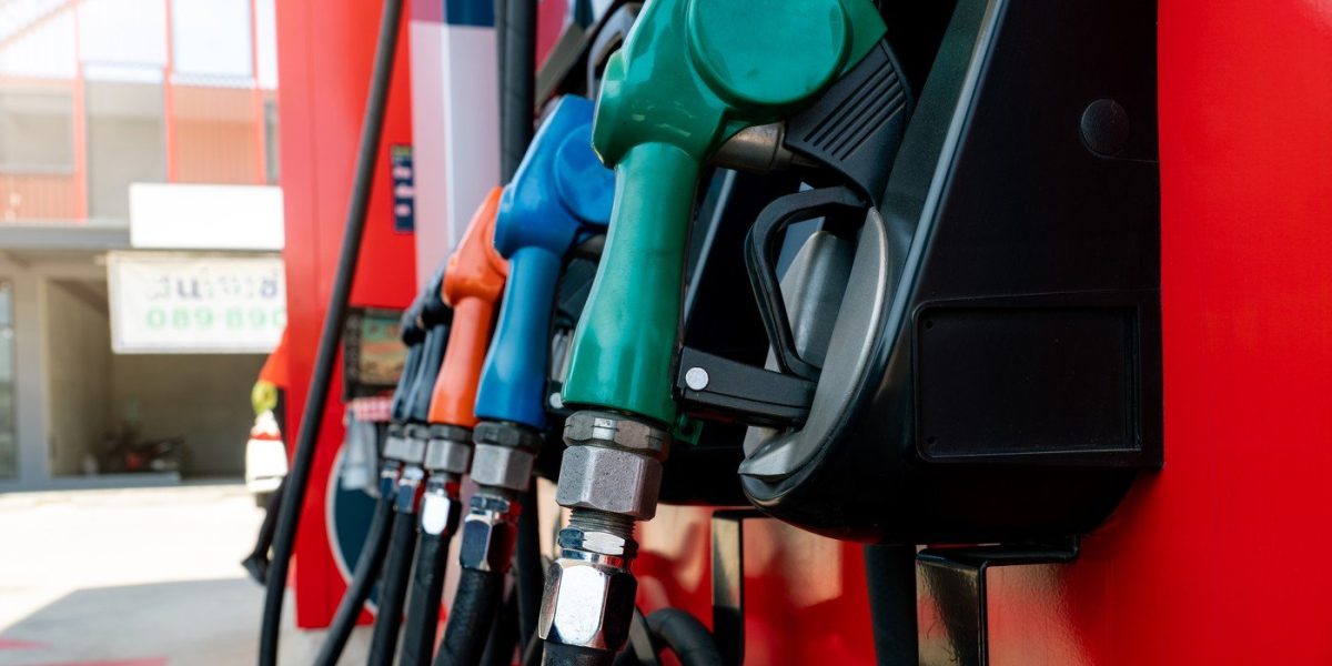 Prețul petrolului continuă să urce cu rapiditate, generând temeri în rândul economiilor dependente de importuri și afectând în mod direct costul energiei la nivel global