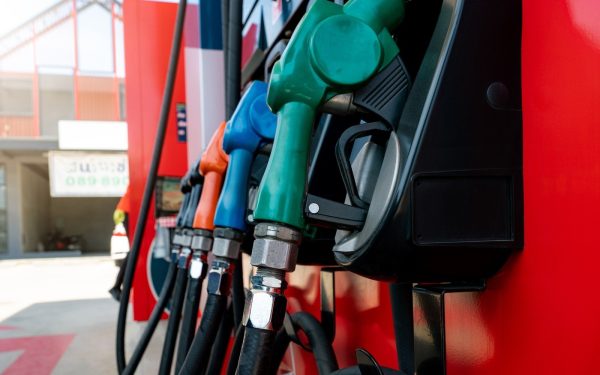 Prețul petrolului continuă să urce cu rapiditate, generând temeri în rândul economiilor dependente de importuri și afectând în mod direct costul energiei la nivel global