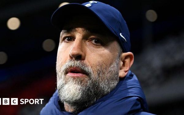 Un eveniment neobișnuit a zguduit ieri arena situată în inima Madridului, când terenul a fost scena unei serii de incidente ce au transformat partida de fotbal într-un adevărat haos