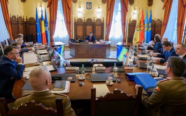 Decizie strategică pentru securitatea națională: CSAT se întrunește pentru a discuta despre situația din Orientul Mijlociu și potențiala implicare militară a României Președintele Nicușor Dan a convocat pentru miercuri dimineață o ședință a Consiliului Suprem de Apărare a Țării (CSAT), încărcată de importanță, în contextul intensificării conflictelor din Orientul Mijlociu și a riscurilor pentru securitatea națională