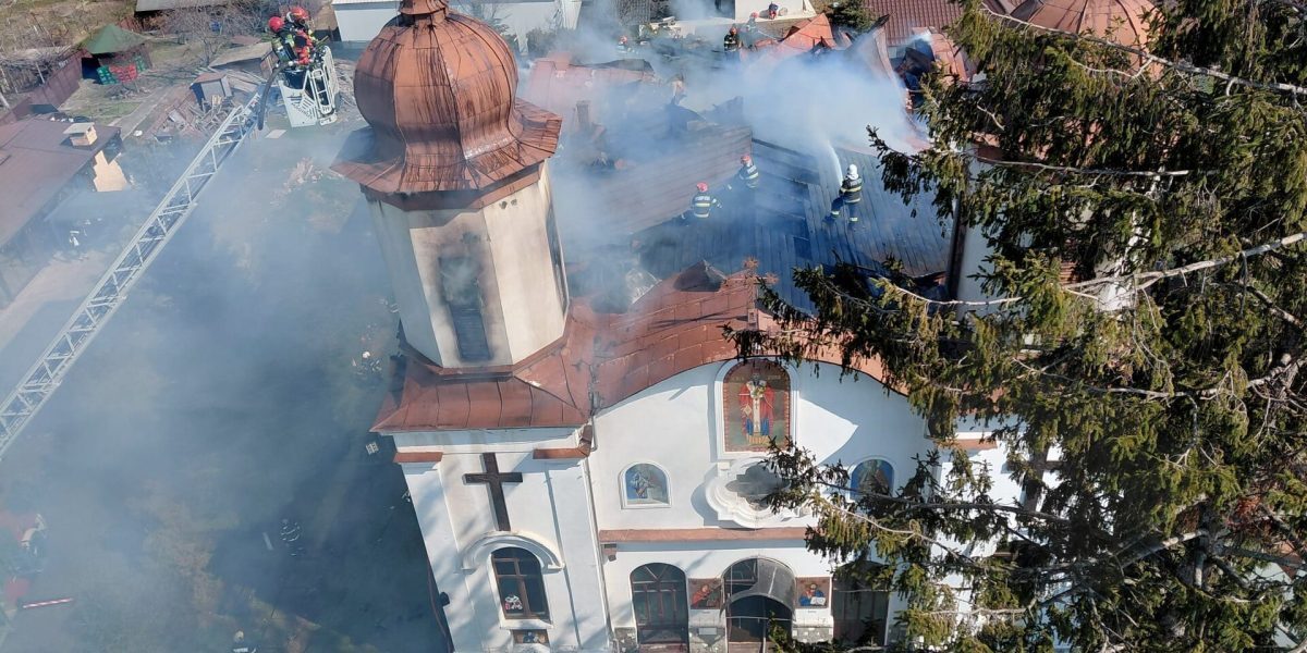 Incendiu devastator la o biserică istorică din Prahova: traficul pe DN1 restricționat pentru intervenții Un incendiu major a izbucnit în dimineața zilei de duminică la o biserică din satul Puchenii Moșneni, comunei prahoveane Puchenii Munci, fiind și motivul pentru care traficul rutier pe DN1, sens București-Ploiești, a fost temporar restricționat