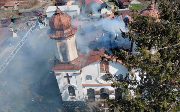 Incendiu devastator la o biserică istorică din Prahova: traficul pe DN1 restricționat pentru intervenții Un incendiu major a izbucnit în dimineața zilei de duminică la o biserică din satul Puchenii Moșneni, comunei prahoveane Puchenii Munci, fiind și motivul pentru care traficul rutier pe DN1, sens București-Ploiești, a fost temporar restricționat