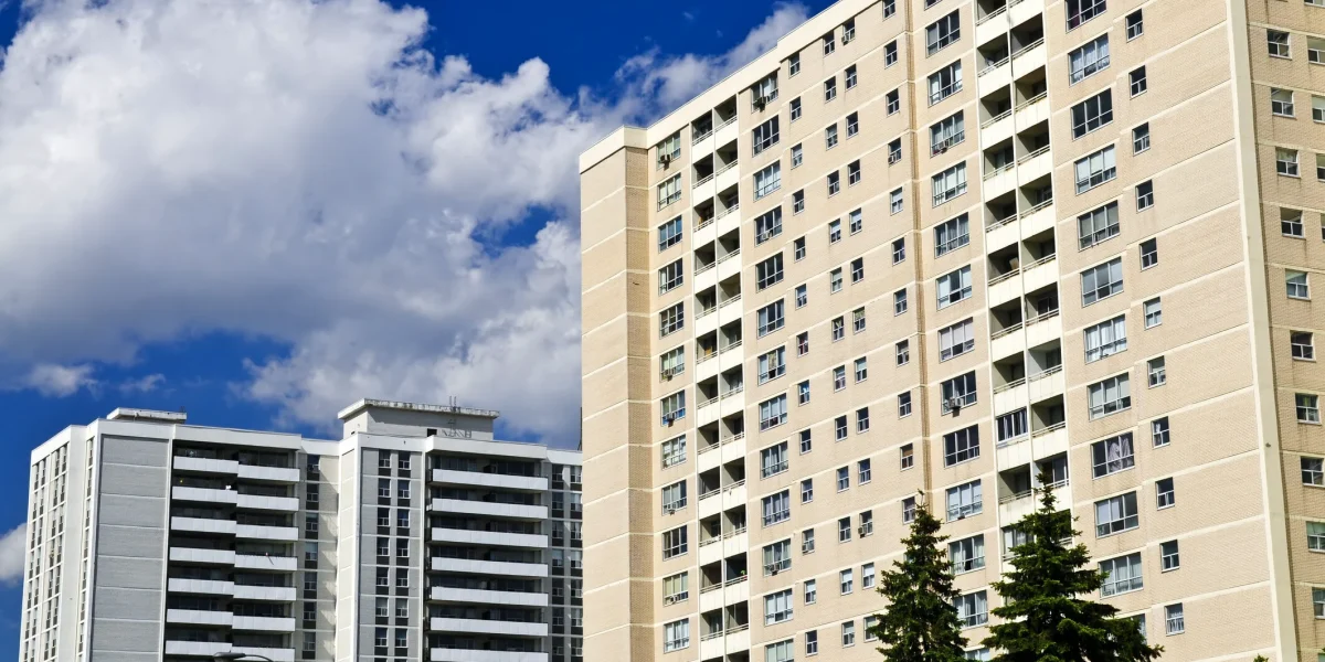 Proprietarii de apartamente trebuie să înțeleagă clar pașii legali și procedurali înainte de a apela la instanță pentru probleme legate de administrarea asociației