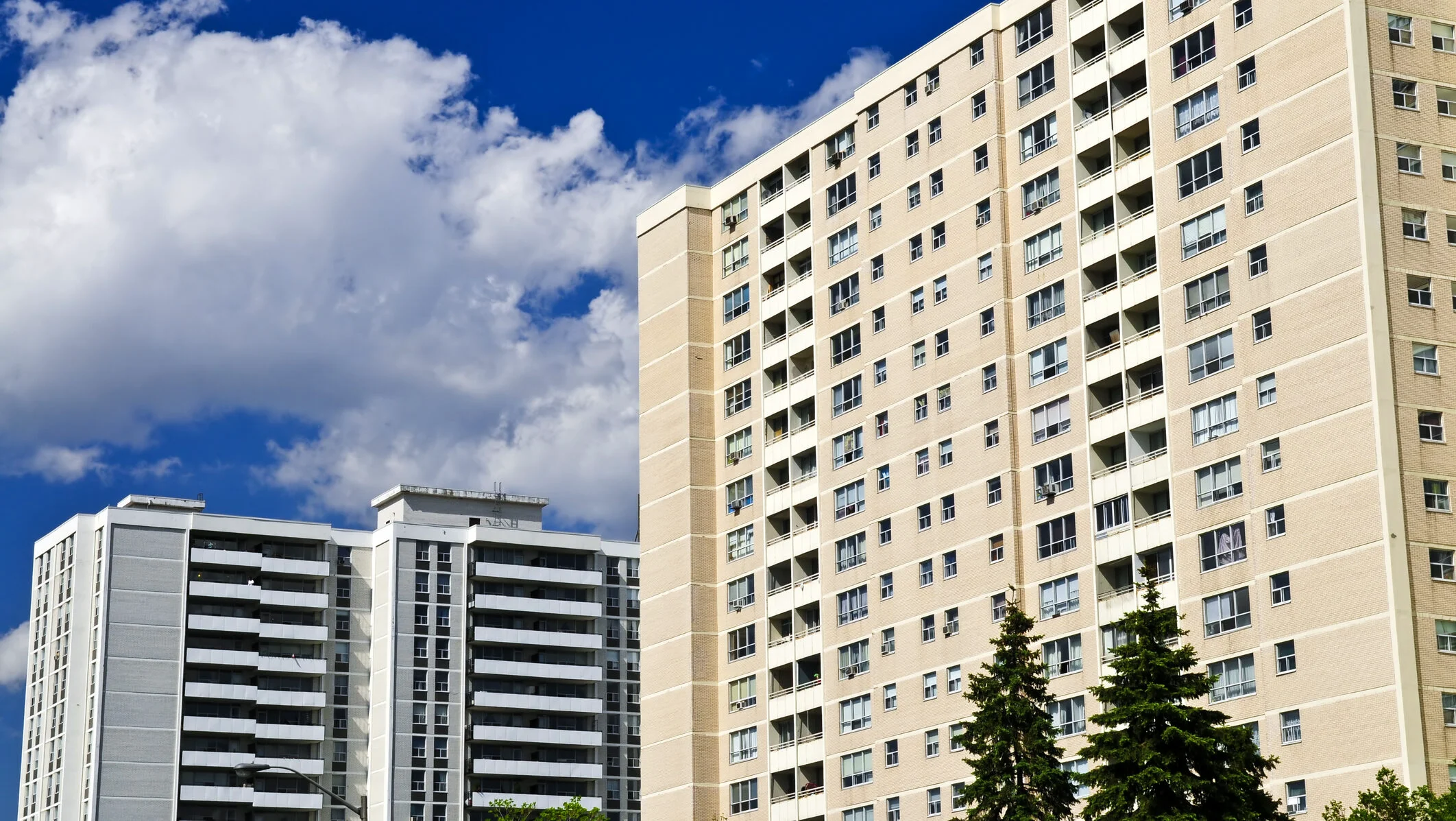 Proprietarii de apartamente trebuie să înțeleagă clar pașii legali și procedurali înainte de a apela la instanță pentru probleme legate de administrarea asociației