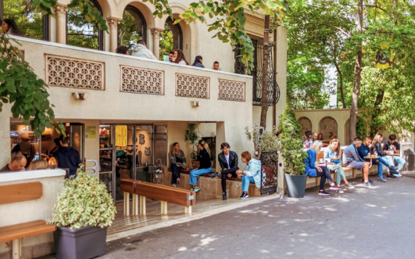 O cafenea din București, recunoscută pentru atmosfera sa autentică și savoarea specială, a cucerit un loc de cinste în top 100 mondial al celor mai bune localuri de acest gen