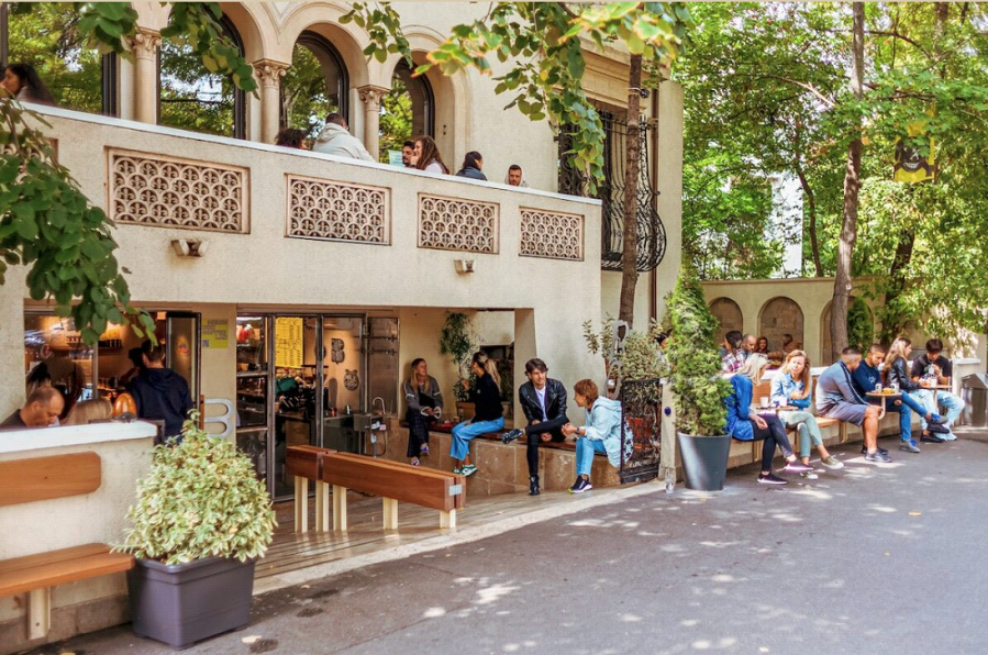 O cafenea din București, recunoscută pentru atmosfera sa autentică și savoarea specială, a cucerit un loc de cinste în top 100 mondial al celor mai bune localuri de acest gen
