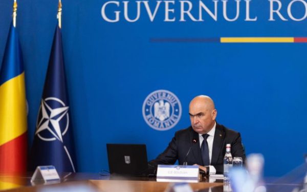 Bolojan, acțiuni controversate ce amplifică tensiunile în coaliție Guvernul, condus de Partidul Național Liberal, se află din nou în centrul unui scandal legat de politica fiscală și alocarea bugetară, după ce recentele decizii ale ministrului de finanțe, susținute de primarii PNL, au stârnit reacții extrem de dure din partea social-democraților