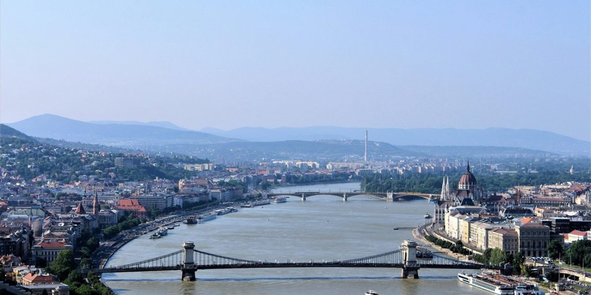 Tensiune diplomatică între Ucraina și Ungaria: Trei cetățeni ucraineni ținuți ostatici la Budapesta O situație tensionată s-a declanșat vineri dimineață în capitala Ungariei, unde autoritățile maghiare rețin cel puțin șapte cetățeni ucraineni, fără a oferi momentan explicații oficiale despre motivele acestei captivități