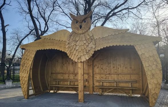 O primărie controversată: stația de autobuz în formă de bufniță, instalată fără consultare publică Nu mai este o noutate că tot mai multe orașe din România încearcă să îmbine utilitatea publică cu elemente de design care să atragă atenția și să devină, în același timp, simboluri ale localităților