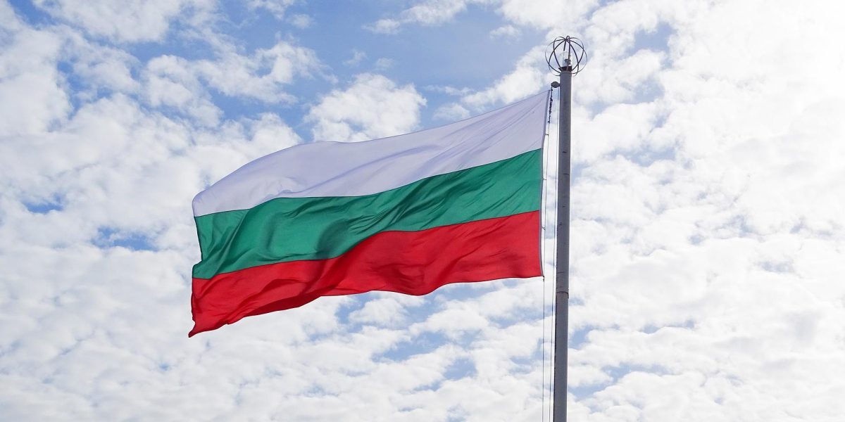 Participarea Bulgariei la inițiativa „Consiliul pentru Pace” – o decizie luată dintr-o singură priză de curent Bulgarie a fost recent în centrul unui scandal politic legat de participarea la un proiect controversat, denumit oficial „Consiliul pentru Pace”, inițiat în cadrul unui presupus acord de cooperare la nivel internațional