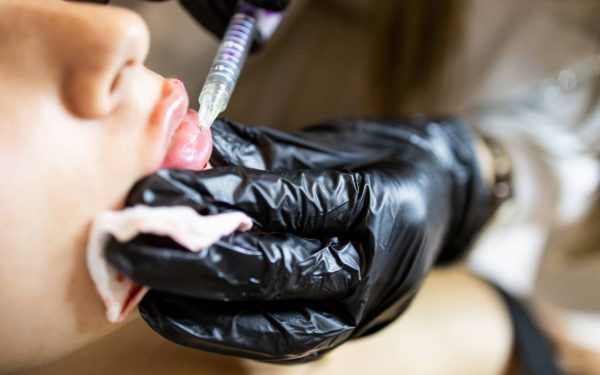 Tensiunile din lumea frumuseții: adolescențele românce, victime ale trendurilor de chirurgie estetică În ultimele luni, o temă alarmantă a început să atragă tot mai mult atenția unor specialiști și a publicului larg: influența acelor impulsuri rapide, alimentate de rețelele sociale și de anumite medii de specialitate, asupra tinerelor fete minore din România
