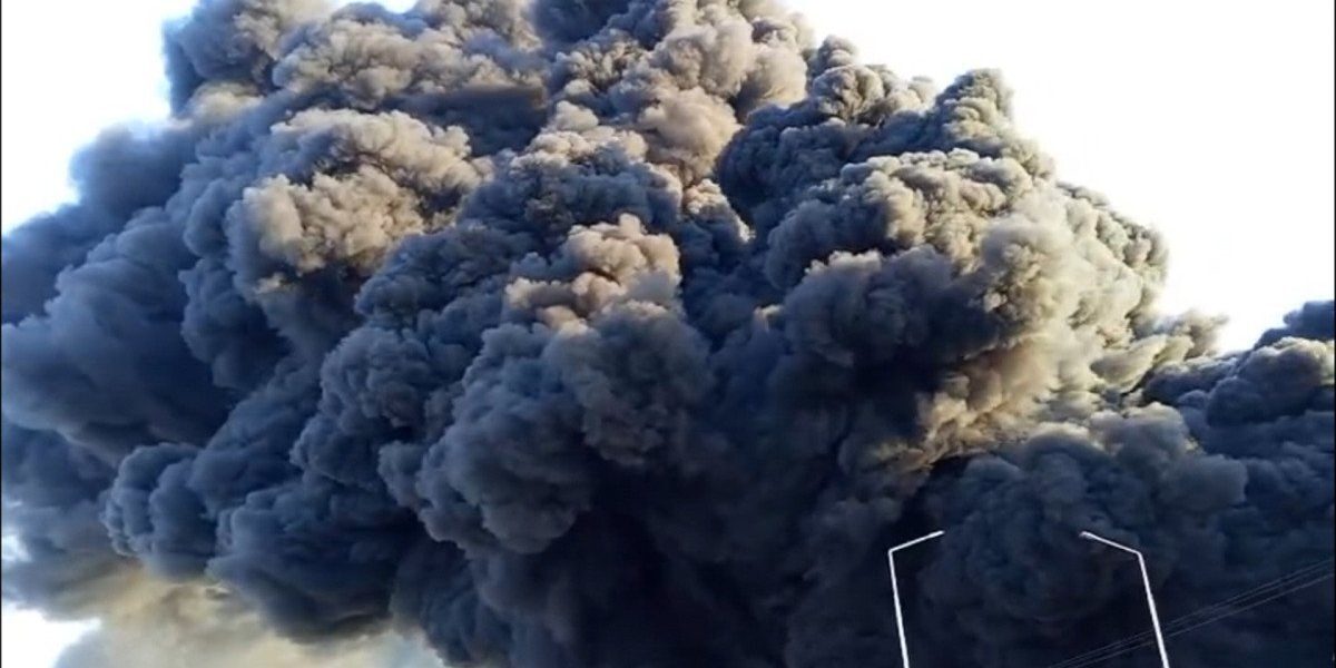 Un incendiu de proporții a izbucnit miercuri dimineață la o fabrică de polistiren din municipiul Arad, generând o reacție rapidă din partea autorităților și mobilizând o adevărată flotă de echipaje de intervenție