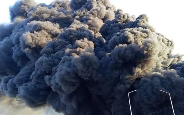 Un incendiu de proporții a izbucnit miercuri dimineață la o fabrică de polistiren din municipiul Arad, generând o reacție rapidă din partea autorităților și mobilizând o adevărată flotă de echipaje de intervenție