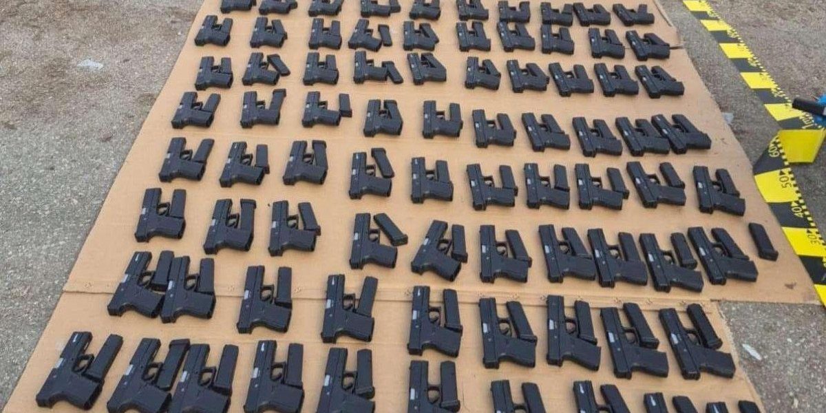 O captură-record de arme și țigări de contrabandă a avut loc vineri, 13 martie, în zona punctului de frontieră Calafat, fiind considerată una dintre cele mai importante intervenții ale autorităților din ultimele luni