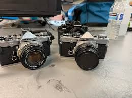 Tendința de a reveni la fotografia analogică devine tot mai vizibilă în rândul tinerilor, în special al generației Z și a Millenialilor, chiar dacă aceste grupuri au crescut în epoca digitală