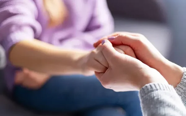 O luptă zguduitoare cu agresivitatea cancerului de sân și consecințele neașteptate ale tratamentului La doar 37 de ani, Anj Periyasamy, o femeie cu un zâmbet cald și un trecut plin de provocări, a fost diagnosticată cu o formă agresivă de cancer de sân