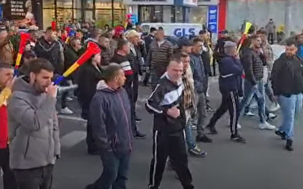 Protest pașnic al minerilor din Oltenia, jandarmii mențin ordinea publică în Gorj Tensiune subtilă, dar controlată, pe străzile din Târgu Jiu, unde sute de salariați ai Complexului Energetic Oltenia s-au adunat în cadrul unui protest menit să își exprime nemulțumirile legate de situația economică și condițiile de muncă