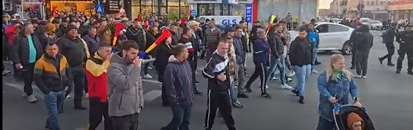Protest pașnic al minerilor din Oltenia, jandarmii mențin ordinea publică în Gorj Tensiune subtilă, dar controlată, pe străzile din Târgu Jiu, unde sute de salariați ai Complexului Energetic Oltenia s-au adunat în cadrul unui protest menit să își exprime nemulțumirile legate de situația economică și condițiile de muncă