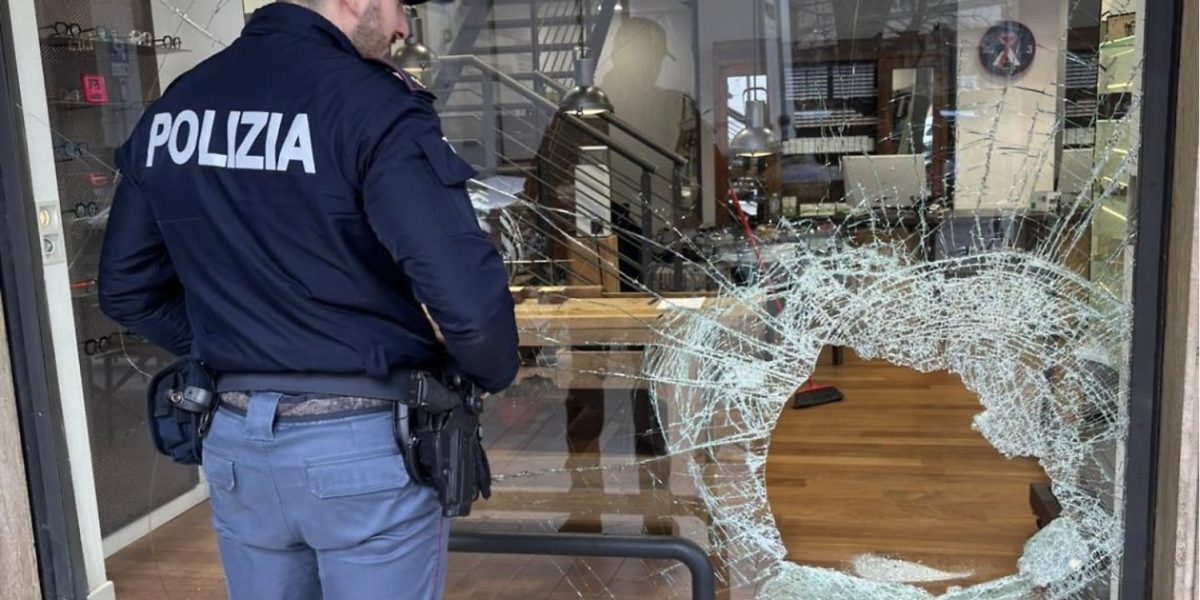 Italia continuă să lupte cu fenomenul delapidării și infracționalității organizate în sectorul comerțului cu amănuntul, iar ultimele dezvoltări demonstrează că prezența bandei românești specializate în spargeri la magazine de optică constituie o reală amenințare pentru siguranța și integritatea comerțului local