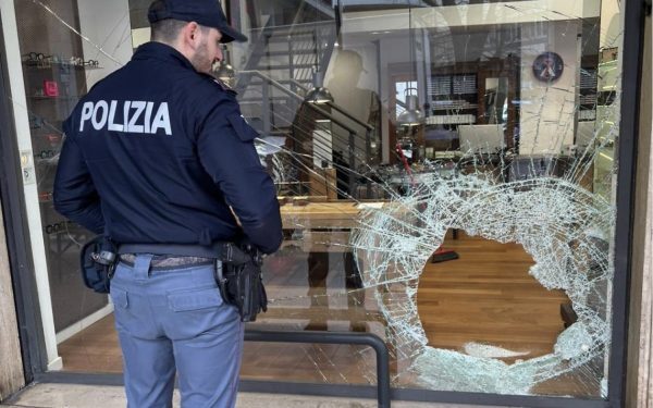 Italia continuă să lupte cu fenomenul delapidării și infracționalității organizate în sectorul comerțului cu amănuntul, iar ultimele dezvoltări demonstrează că prezența bandei românești specializate în spargeri la magazine de optică constituie o reală amenințare pentru siguranța și integritatea comerțului local