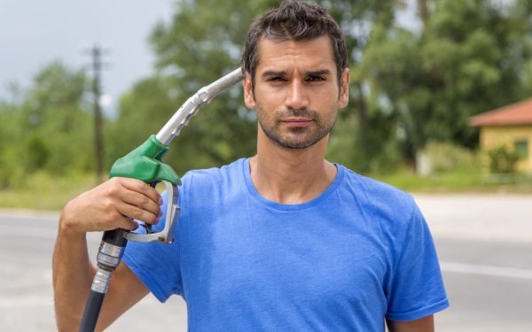 Prețurile carburanților din România au cunoscut o ușoară stabilizare în ultimele zile, odată cu menținerea relativ constantă a tarifelor pe piața locală, chiar dacă în ultimele luni acestea au înregistrat creșteri semnificative