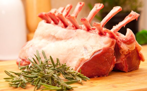 Prețul cărnii de miel de Paște 2026 în supermarketuri și piețe, comparativ cu 2025