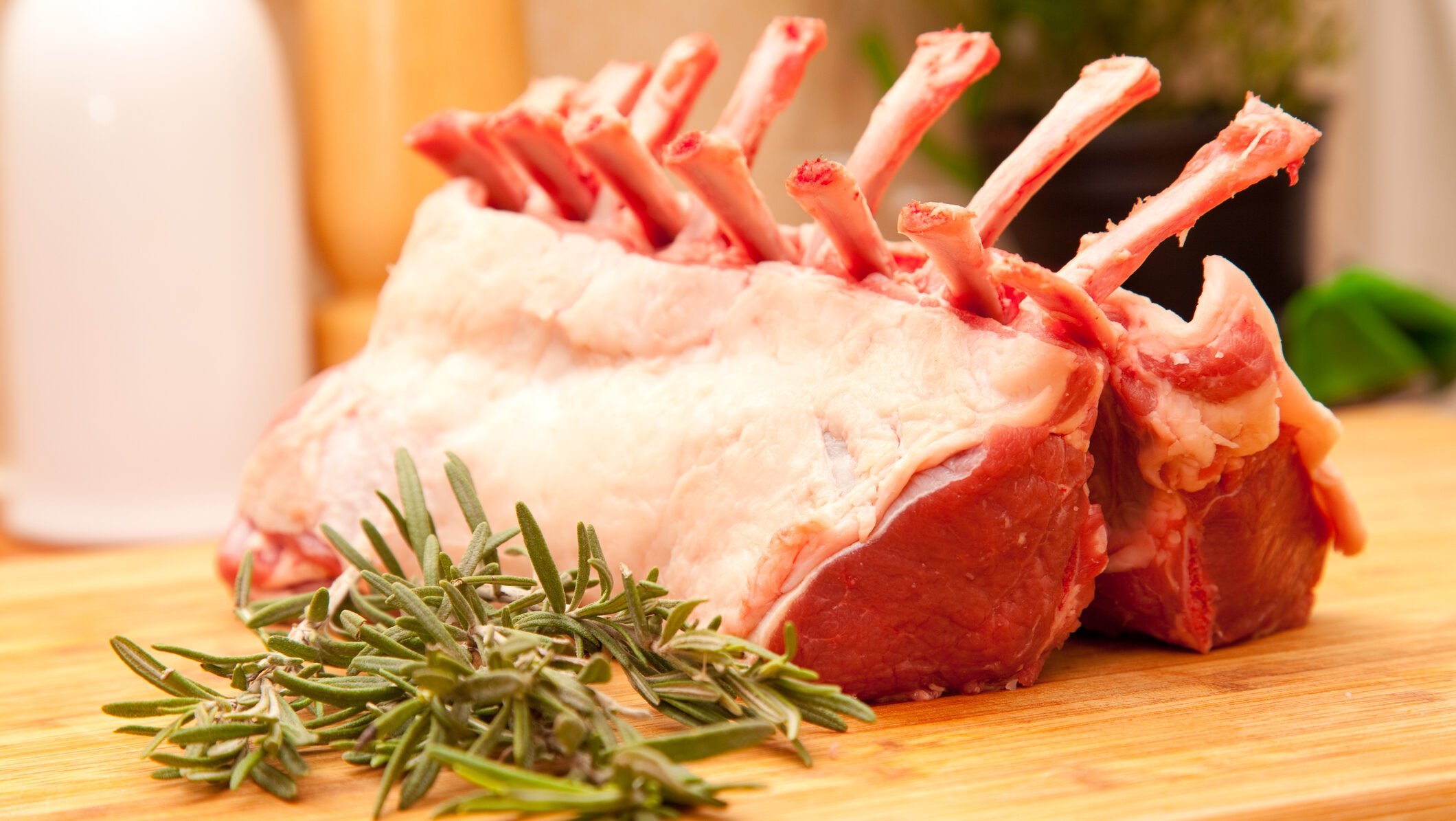 Prețul cărnii de miel de Paște 2026 în supermarketuri și piețe, comparativ cu 2025